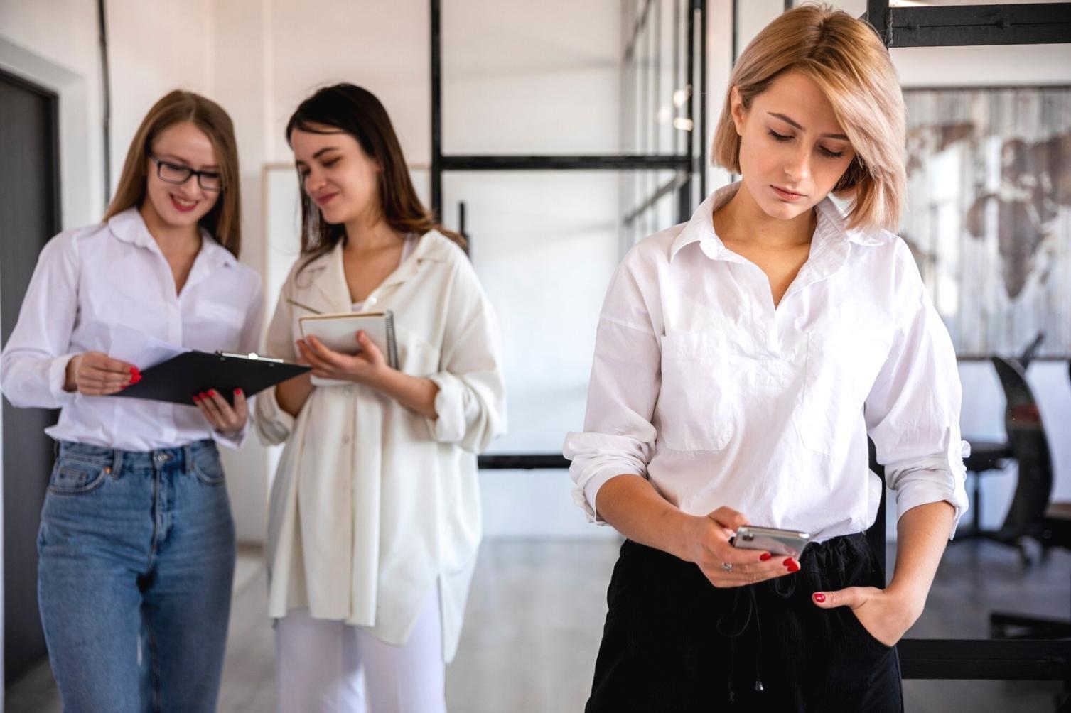 Grupo de personas colaborando en sesión de aprendizaje financiero